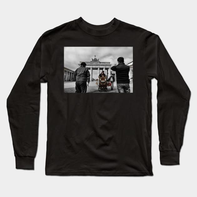 Brandenburg Gate, Street music in berlin Long Sleeve T-Shirt by hottehue